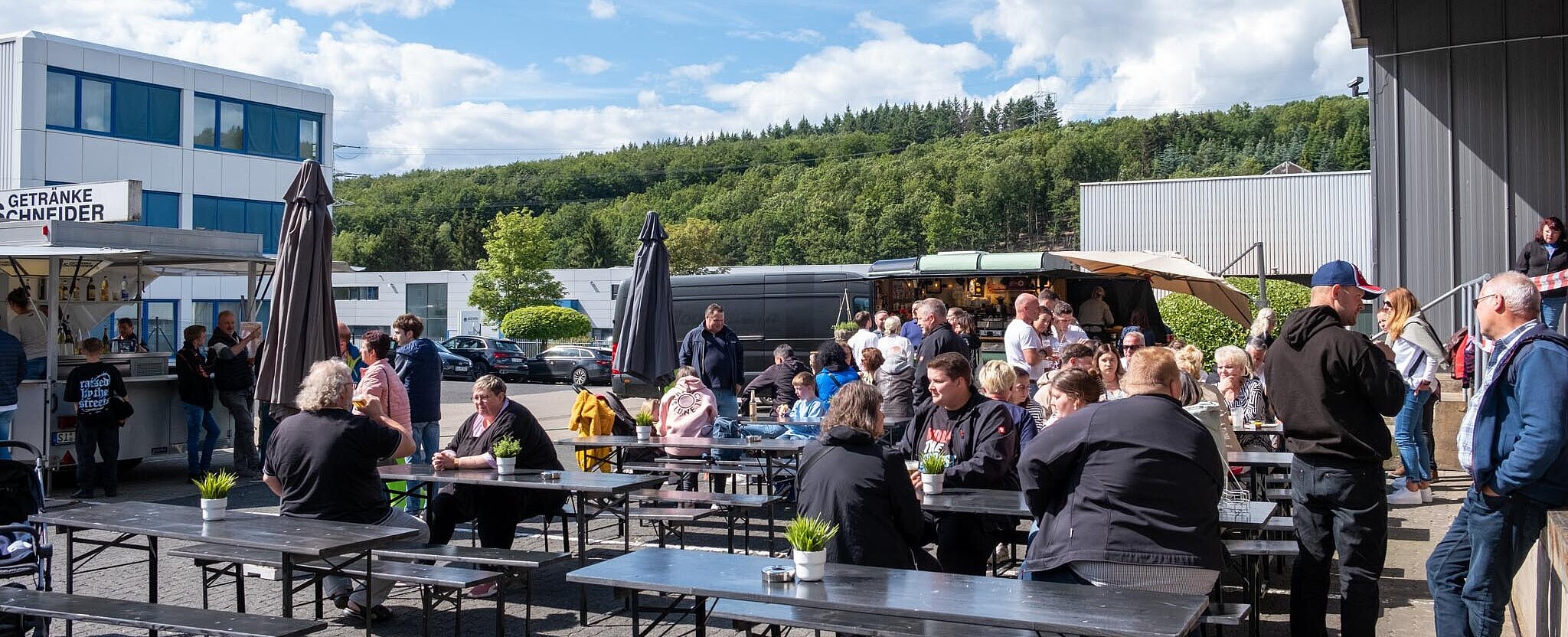 KLEIN-Sommerfest Besuchende beim Essen