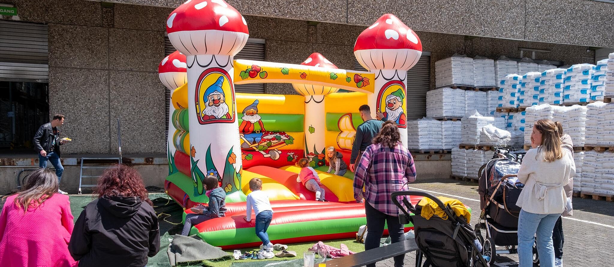 Kinder auf Hüpfburg