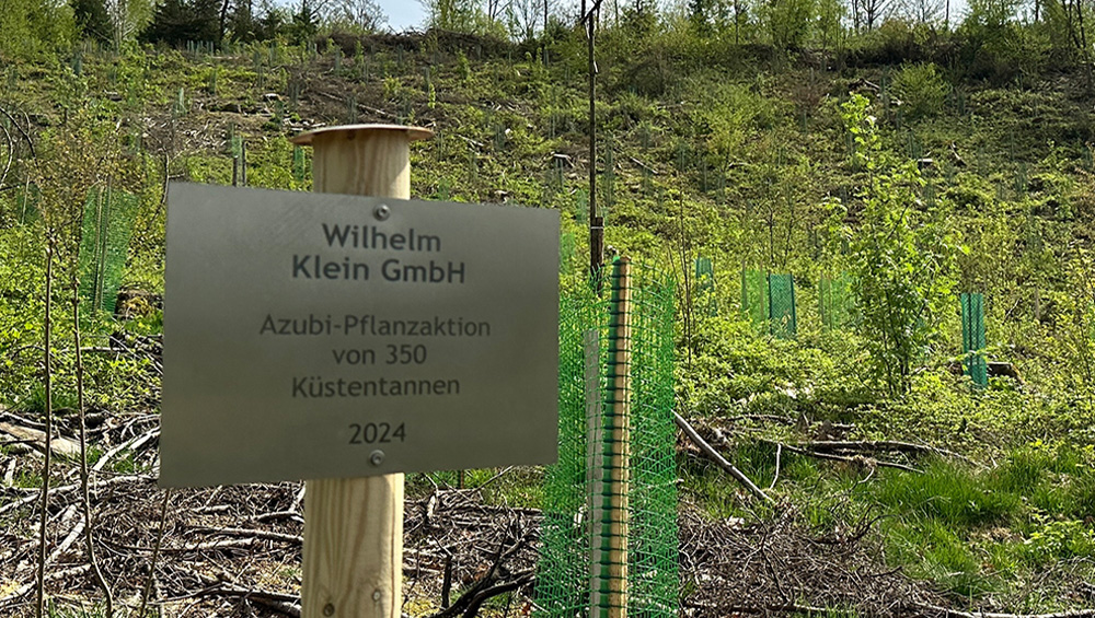 Ein neues Schild weist auf die Baumpflanzaktion der KLEIN Azubis hin