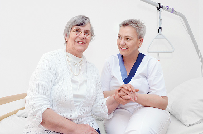 Begehung - Pflegerin besucht Seniorin