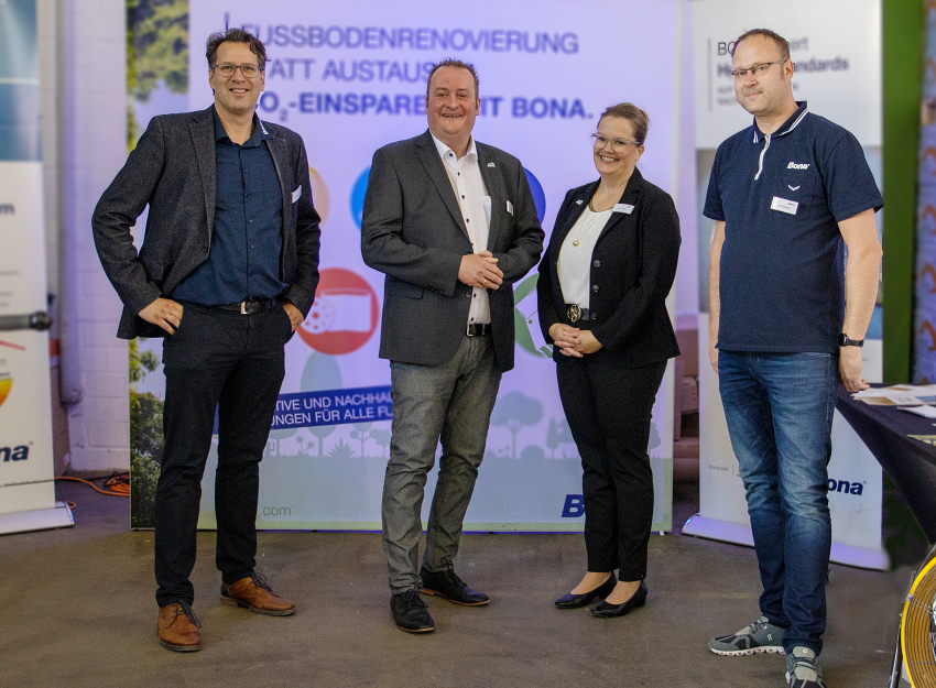 Gruppenfoto von Besuchern unseres Thementags zur Gebäudereinigung mit unserer Geschäftsleitung Tilmann und Ricarda Klein