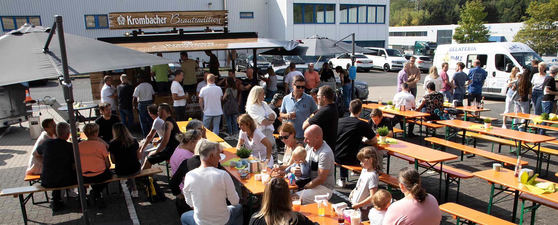 KLEIN-Mitarbeitende feiern Sommerfest an Bierzeltgarnituren