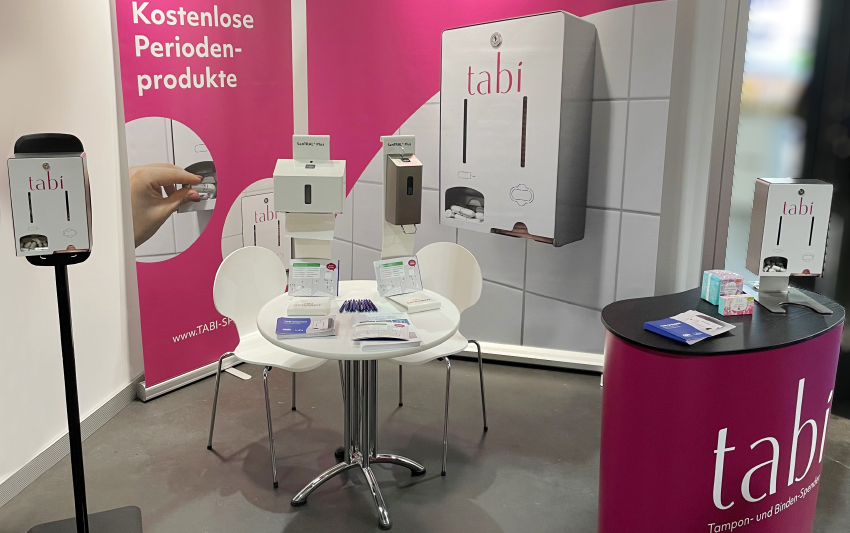 KLEIN tabi-Messestand in magenta