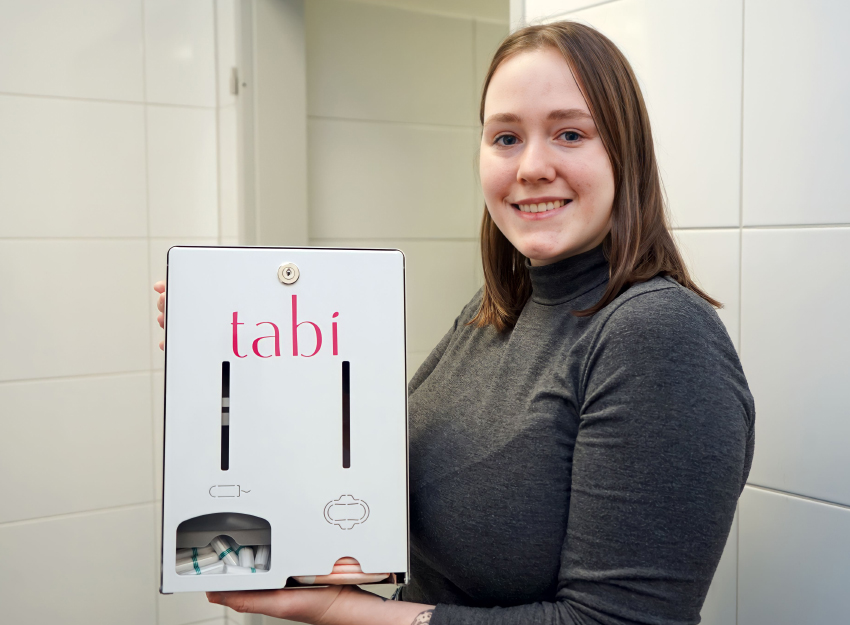 Michelle Hinkebecker mit neuem tabi-Spender