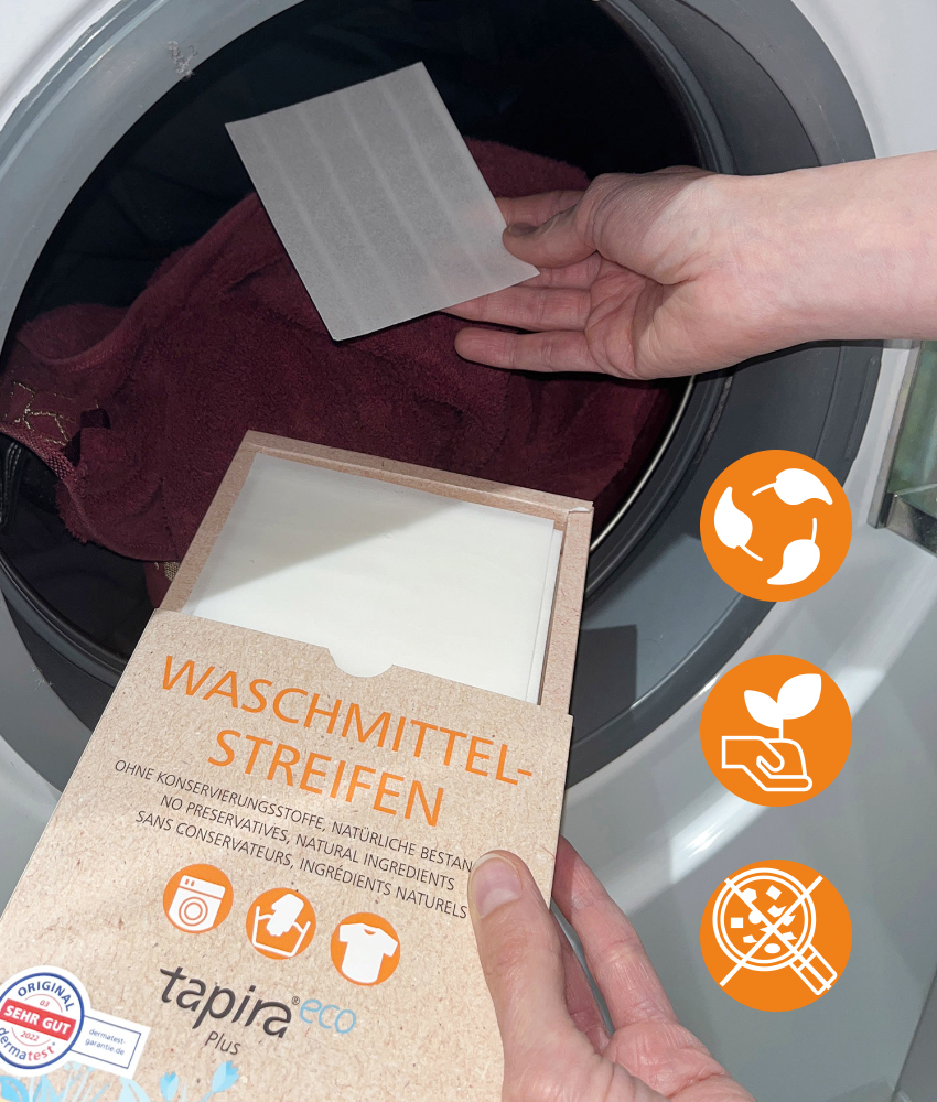 Unsere handlichen Waschmittelstreifen im Vergleich zur großen Waschmittelflasche