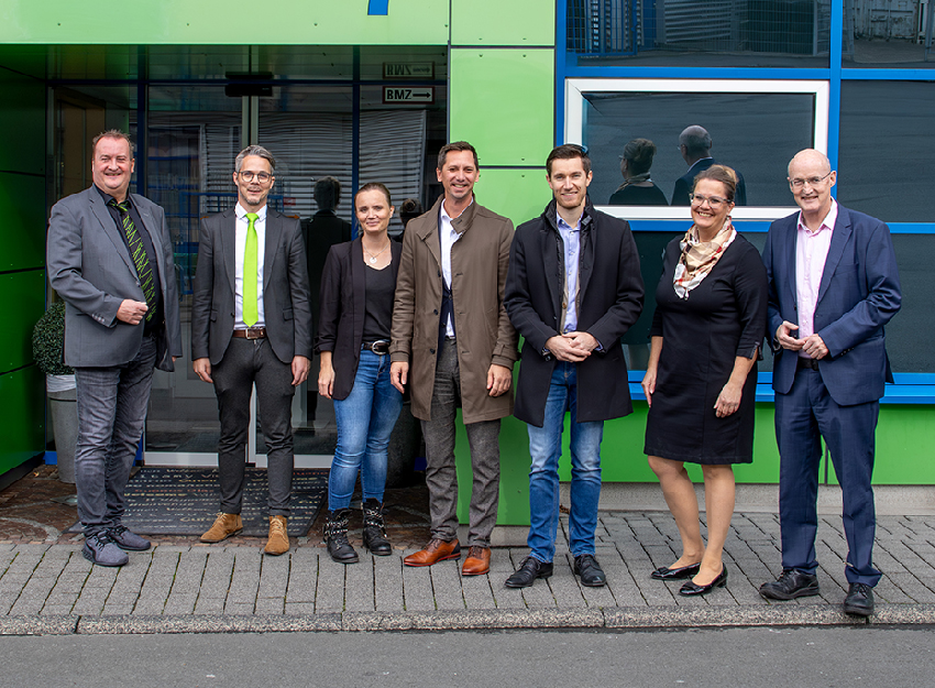 Landrat Andreas Müller, Bürgermeister Hannes Gieseler und das KLEIN-Team