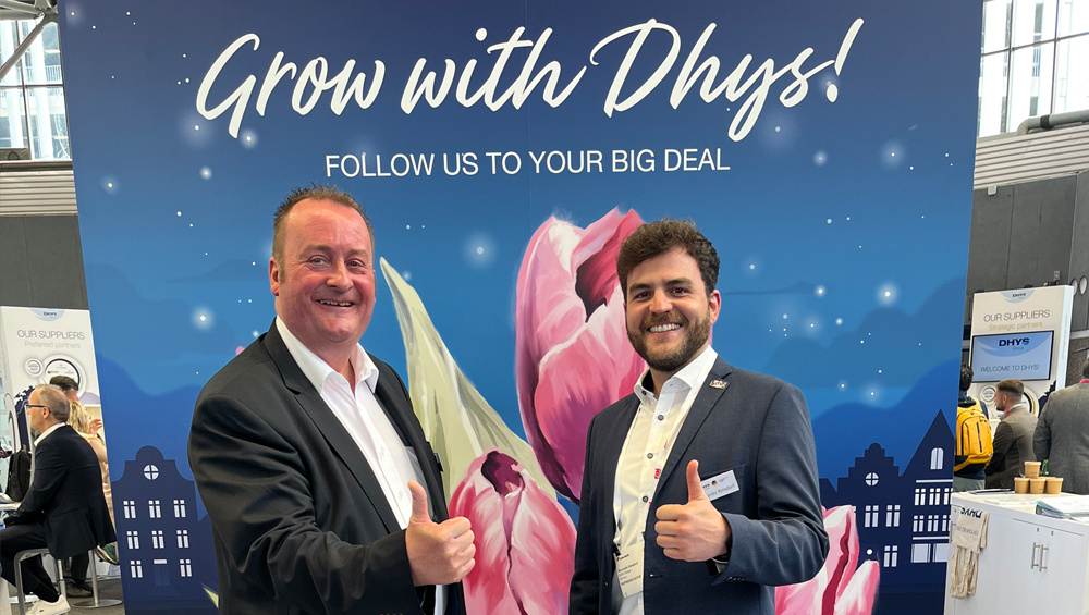 Geschäftsführer Tilmann Klein und Key-Account-Manager Riccardo Rinsdorf vor Social Media Wall "Grow with DHYS"