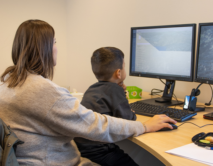 Mutter und Sohn arbeiten gemeinsam am PC