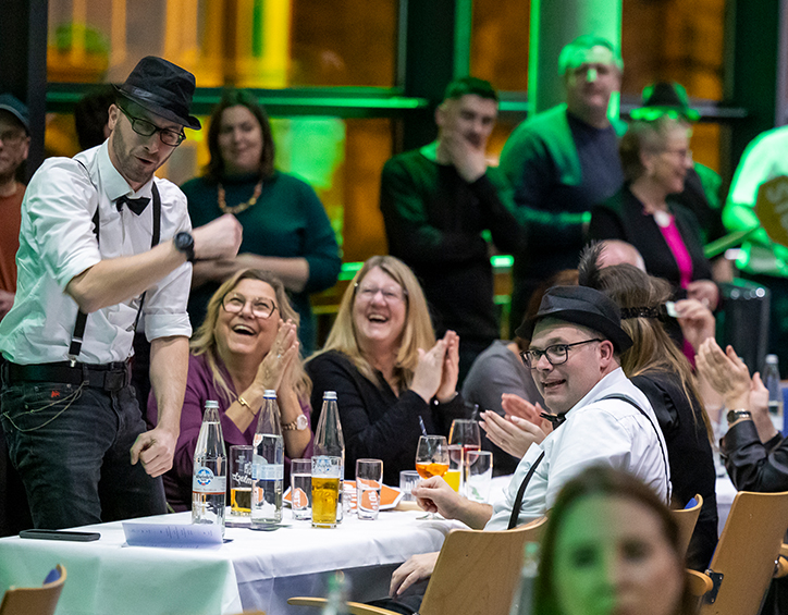 Mitarbeiter lachen und feiern gemeinsam