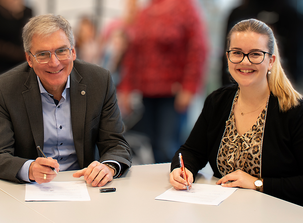 Schulleiter Ralf Bruch und Ausbildungsleiterin Marika Klein unterzeichnen den Kooperationsvertrag.
