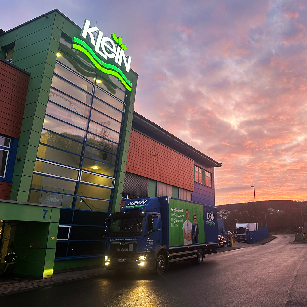 Gebäude der Wilhelm Klein GmbH vor rosafarbenen Sonnenaufgang
