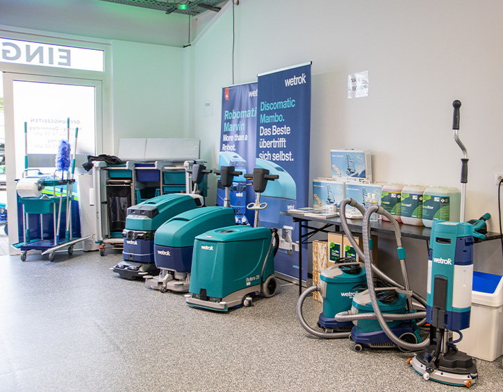 KLEIN die Einweihung der neuen Werkstatt für den Technischen Service KLEIN die Einweihung der neuen Werkstatt für den Technischen Service