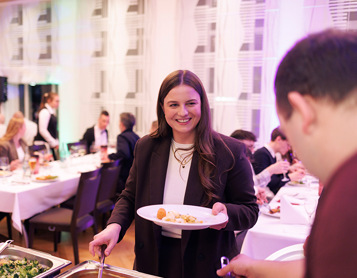 Mitarbeiterin lächelt am Buffet