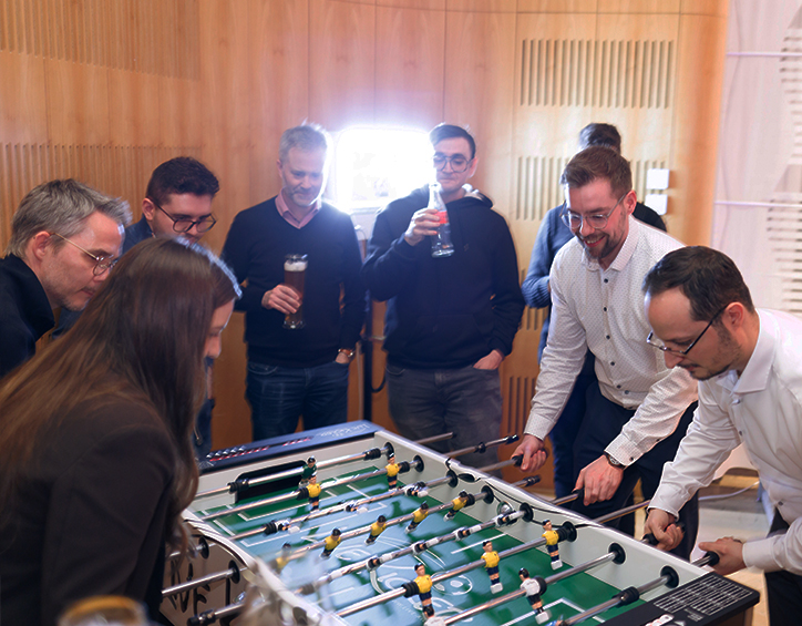 Mitarbeiter KLEIN spielen Tischkicker