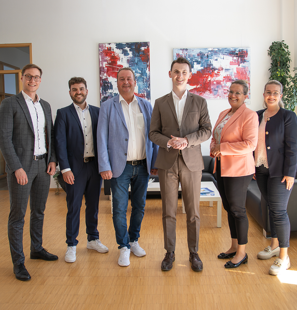 Gruppenbild Tristan Vitt mit der Geschäftsführung und Geschäftsleitung der Wilhelm Klein GmbH in Wilnsdorf