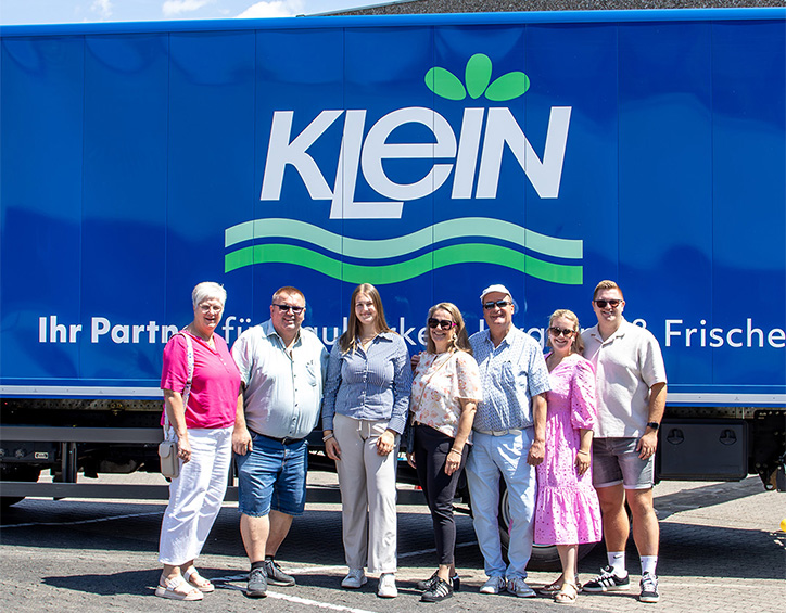 Gruppenfoto von Teilnehmenden vor einem KLEIN LKW beim Sommerfest 2026 auf dem Firmengelände in Wilnsdorf bei Siegen.