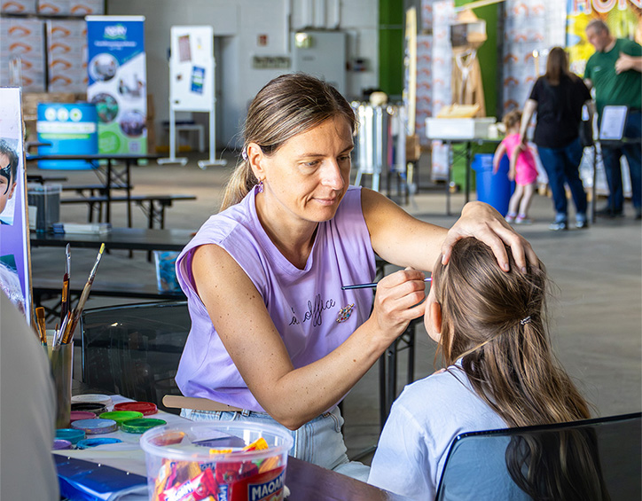 Kinderschminken beim KLEIN Sommerfest 2026 auf dem Firmengelände in Wilnsdorf mit kreativen Mitmachaktionen für Kinder.