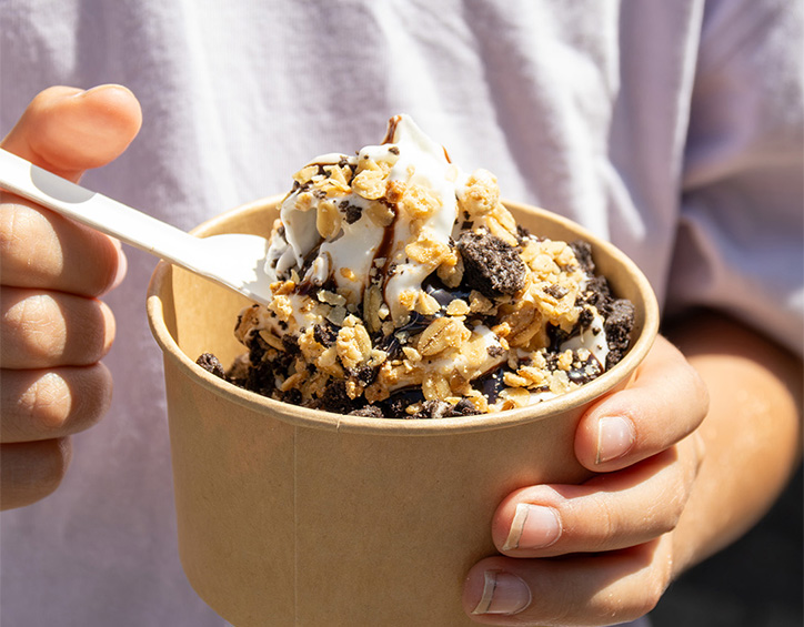 Becher mit Frozen Joghurt und Toppings beim KLEIN Sommerfest 2026 in Wilnsdorf, sommerliche Erfrischung im Außenbereich.