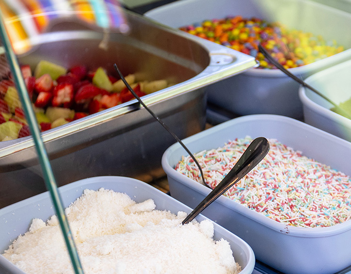 Auswahl an Frozen-Joghurt-Toppings mit Obst, Streuseln und Süßigkeiten beim KLEIN Sommerfest 2026 in Wilnsdorf.