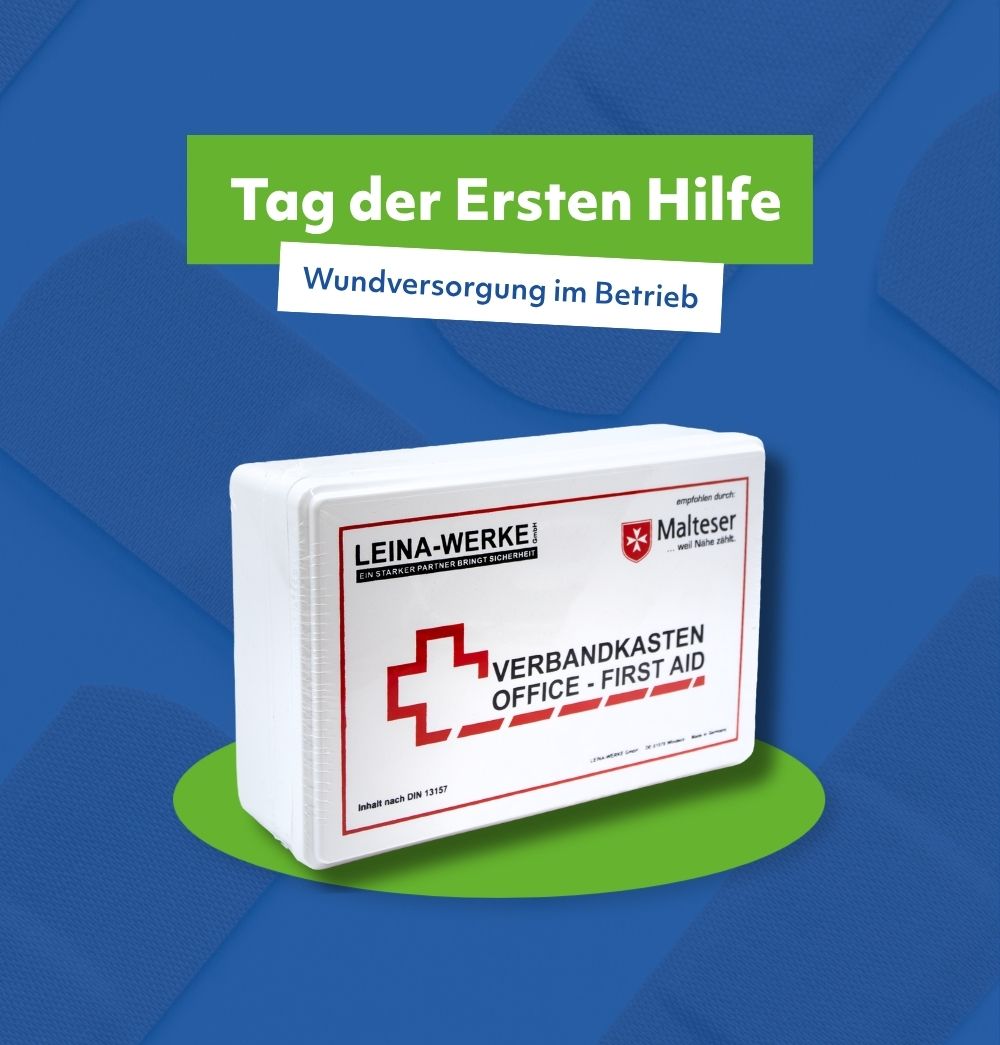 Mehrere Pflaster liegen diagonal angeordnet auf hellblauem Untergrund
