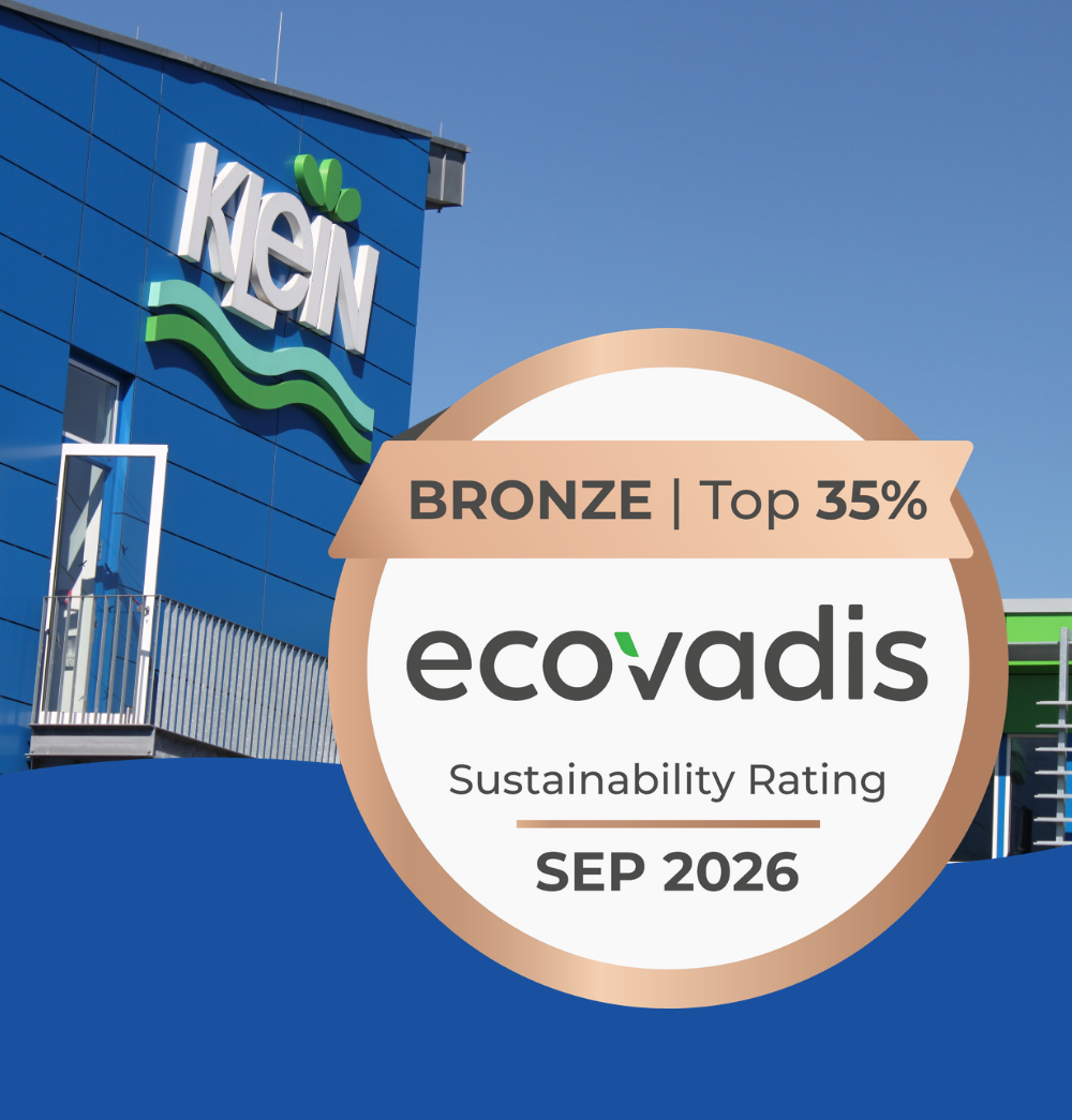 EcoVadis Bronze-Medaille 2026 mit Top 35 % vor dem Firmengebäude von KLEIN mit Logo an blauer Fassade