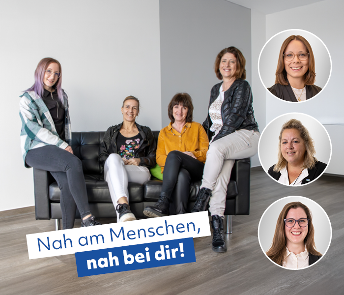 Team des Medical-Homecare-Bereichs von KLEIN sitzt gemeinsam in einem modernen Besprechungsraum mit dem Claim „Nah am Menschen, nah bei dir!“.