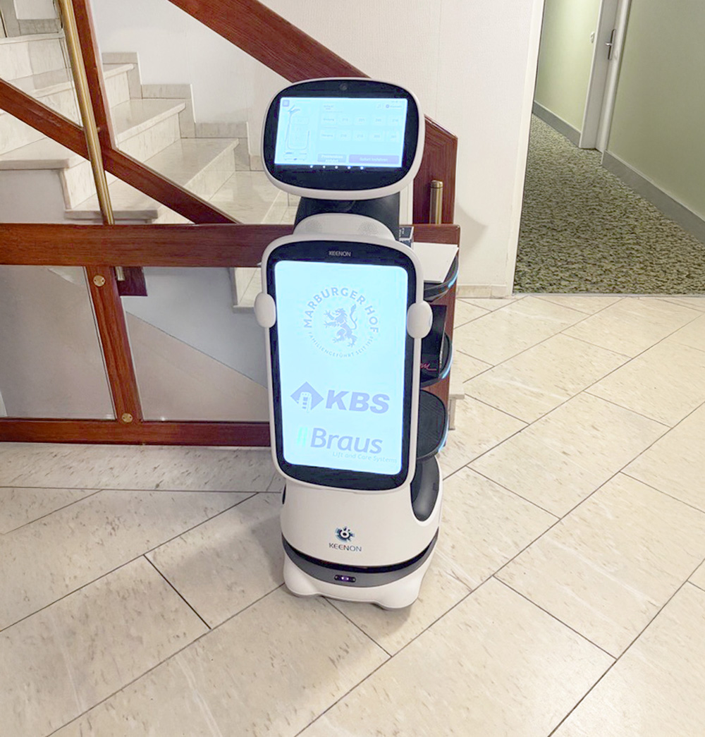 Service‑Roboter im Hotelflur neben einer Treppe