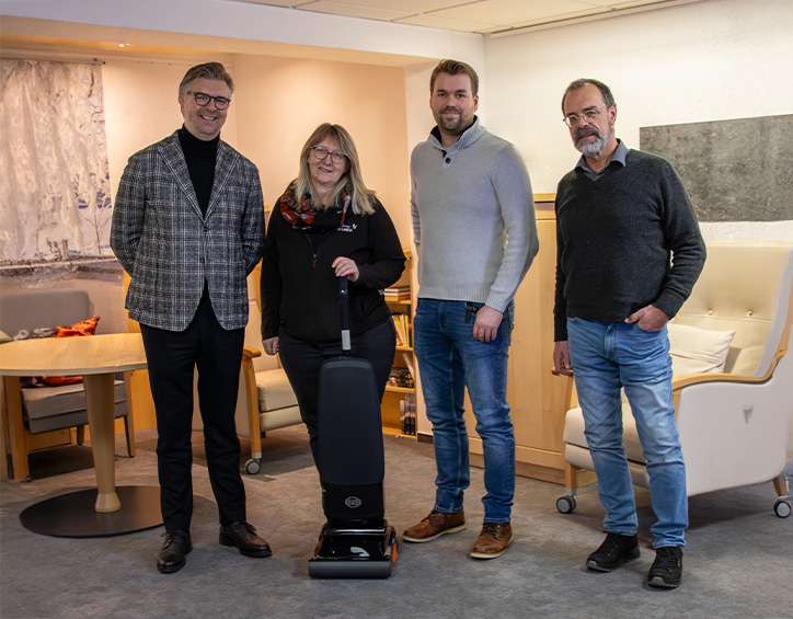 SEBO SOFTCASE BP60 Akku Teppichreiniger auf Teppichboden in einer Pflegeeinrichtung